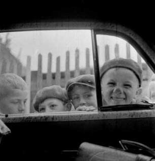 Kinderportrait durch ein Autofenster heraus