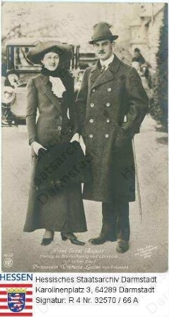 Ernst August Herzog v. Braunschweig (1887-1953) / Porträt in Zivil mit Braut Viktoria Luise Prinzessin v. Preußen (1892-1980) auf Straße stehend, Ganzfiguren