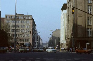Berlin, Friedrichstraße. Straßenbild von der Kreuzung Leipziger Straße mit Blick zum Bahnhof Friedrichstraße