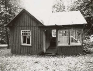 Markneukirchen, hölzerner Pavillon : Markneukirchen (Vogtlandkreis), hölzerner Pavillon in einem ehemaligen Garten, bei Kirchsteig 4, Eingangsseite