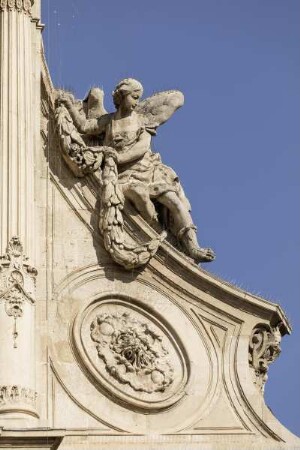 Westfassade — Engel mit Girlanden — Engel mit Girlande