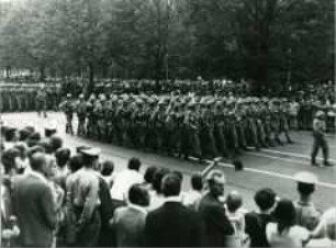 Demonstration der Kampfgruppen zum 10.Jahrestag des Mauerbaus