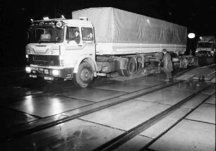 Freiburg: Güterbahnhof; Die rollende Landstraße; Lastwagen kommen von den Waggons