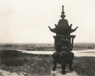 China. Landschaft bei Su-tschou (Suzhou) nahe der Jangtse-Mündung. Blick vom Shang-Fang-Shan (Sanshan?), am Horizont die Stadtpagode