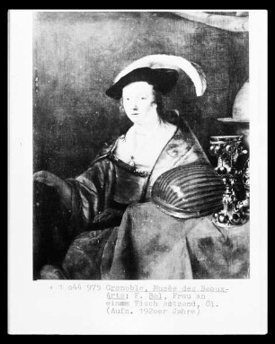 Frau an einem Tisch sitzend