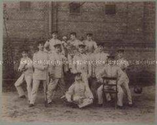 Königliche Militär-Turnanstalt zu Berlin, Winterkurs 1894/1895 - lustiges Gruppenbild von Offiziersschüler mit Degen, Übungsgewehr und Skelett