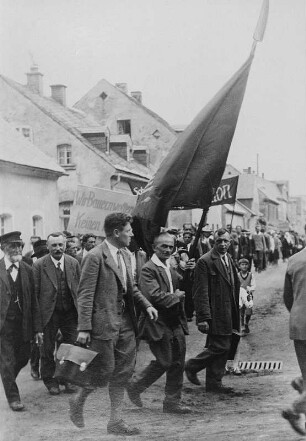 Die Sensenfahne, getragen zum ersten Male auf dem Bauerngrenzlandtreffen am 17. Juni 1932 in Johanngeorgenstadt : Bauerngrenzlandtreffen in Johanngeorgenstadt unter Führung des "Thomas-Müntzer-Bundes"