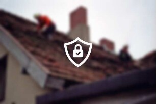 Hamburger Straße: Explosion eines Wohn- und Stallgebäudes: zwei Feuerwehrmänner auf beschädigtem Dach eines Gebäudes: 23. Januar 1998