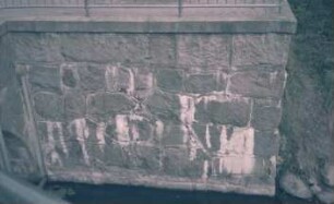 Mühlenredder: Brücke über Abfluss des Schlossgrabens in Aue: Teilansicht von Süden: Widerlager, Seitenwange