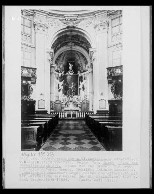 Engel halten das Altarblatt mit der Darstellung des heiligen Maximilian