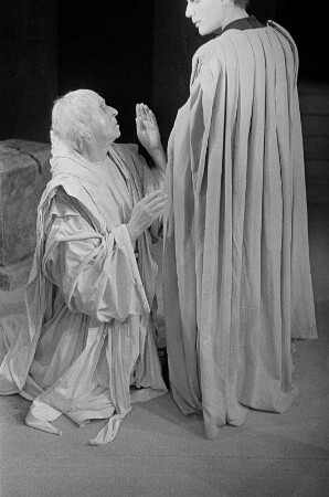 Szenenbilder aus dem Stück "König Oedipus" von Sophokles am Deutschen Theater Berlin : Szene mit Paul Bildt als Teiresias (links) und Gustaf Gründgens als König Oedipus (rechts)