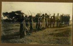 Afrikaner bei Schießübungen mit Pfeil und Bogen