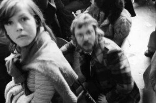 Freiburg: Stadthalle, Wahlkundgebung zur Landtagswahl Baden-Württemberg, Publikum und Demonstranten