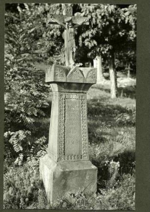 bei Annweiler. Grabstein mit Kruzifix, 1843