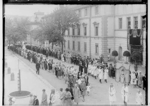 Fronleichnamsprozession in Sigmaringen 1929; Prozession in der Karlstraße vor dem Prinzenbau; im Mittelpunkt Marienstatue auf den Schultern von vier Frauen getragen