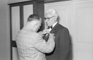 Feiburg: Oberpostdirektion; Staatssekretär Dr. Steinmetz, Bonn; Verdienstkreuz mit Herrn Vogel