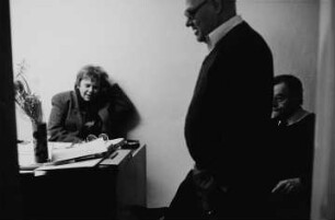Christa Guse, Chefsekretärin, Dr. Erhard Frommhold, Cheflektor, und Hans Dietrich, Exportleiter, vom Verlag der Kunst