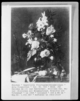 Stilleben mit Blumenstrauß, Kruzifix und Totenkopf
