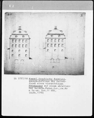vierstöckiges Wohnhaus auf einem abfallenden Gelände