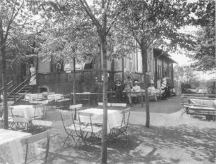 Cossebaude (Dresden-Cossebaude), Parkweg. Restaurant "Parkschenke". Gästegarten mit Besuchern und Personal