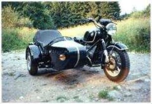 BMW Motorrad mit Beiwagen, am Waldrand, Vorderansicht