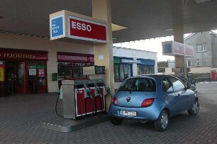 Cork - Esso Tankstelle : Irische Esso-Tankstelle, aufgenommen in Cork am 21. März 2004