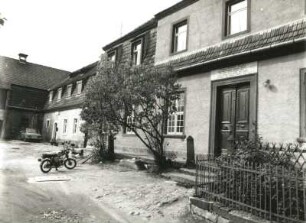 Dippoldiswalde, Altenberger Straße 40. Gutshof, ehemaliges Vorwerk Wolframsdorf (18. Jahrhundert, 1778). Wirtschaftsgebäude, Gesindehaus und Wohnhaus. Hofansicht