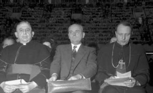 Freiburg: Stadthalle; Generalvikar Hirt (links), Erzbischof Dr. Seiterich (rechts)