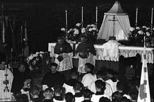 Freiburg: Monsignore Weber und Erzbischof Schäufele, vor Altar