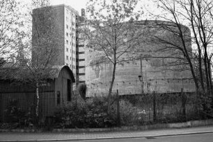 In Berlin-Schöneberg : In Berlin-Schöneberg, Belastungskörper (14 m hoch, 21 m Durchmesser, 12.650 t) als Test für Germania an der Papestrasse; siehe http://de.wikipedia.org/wiki/Schwerbelastungskörper, siehe auch 2771_24