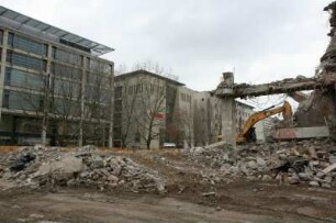 Dresden-Altstadt, Prager Straße. Centrum Warenhaus. Teilansicht mit Bagger während des Abrisses