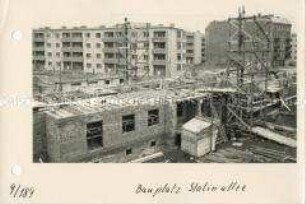 Bau von Wohnhäusern in der Berliner Stalinallee
