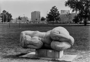 Liegende I : Liegende I. Sandstein; H. 1m, B. 2 m (1976; P. Makolies). Dresden-Altstadt, Plastikgarten Leningrader Straße (St. Petersburger Straße)