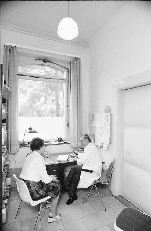 Freiburg: Altes Diakoniekrankenhaus Frauenklinik, Marienstraße; Prof. Wagner im Sprechzimmer