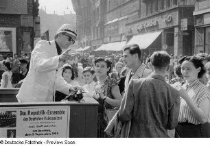 Besucher der Leipziger Messe an einem Informationsstand der Volkspolizei auf der Petersstraße