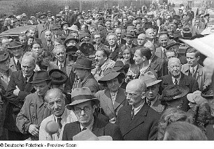 Ehrung für Max Reinhardt im Deutschen Theater Berlin und anschließende Straßenbenennung (Umbenennung der Karlstraße) : Gäste während des Festaktes zur Straßenbenennung