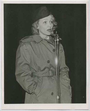 Marlene Dietrich (Ort unbekannt, 1944) (Archivtitel)