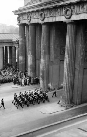Berlin: Einzug der Luftwaffe durchs Brandenburger Tor, Ausschnitt, aus halber Höhe