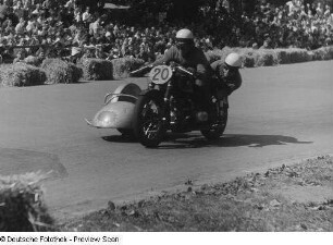 Motorradfahrer Fritz Bagge und Johannes Süß beim Stadtparkrennen "Rund um das Scheibenholz"