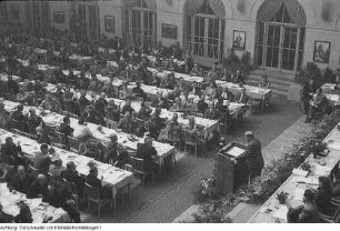 Dresden. Ehemalige Trümmerfrauen mit dem Modell zum Denkmal der Trümmerfrau - Bildhauer Reinhold im Atelier - Einweihung des Denkmals am 13. Oktober 1952 - Trümmerfrauen 1946 - Neues Rathaus, 1946 / Oktober 1952