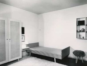 Bett "Mod. 21 913"Mod. , Schrank "Mod. 21 911" und Regal "Mod. 21 917" von Josef Hillerbrand