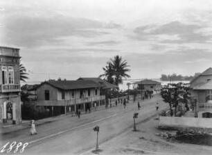 Straße : Eine Straße in Lobito, dahinter Meer