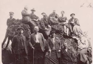 Gruppenbild auf Felsen, Nähe Genovevahöhle