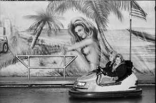 Zwei Mädchen im Autoscooter im Kulturpark Plänterwald