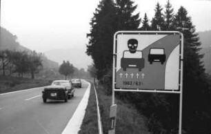 Himmelreich: Unfallverhütungs-Schilder; Überholverbotsschild mit Totenkopf