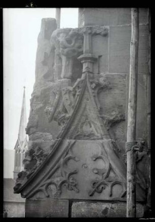 Frauenkirche; Chor, 1. Pfeiler, Restaurierung, Verwitterungserscheinungen