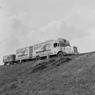 Bahlsen-Lastkraftwagen mit Anänger