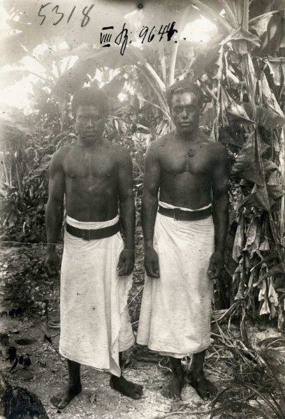 "Deux hommes malaita aux longues jupes"