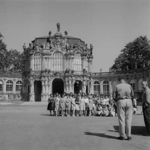 Dresden. Zwinger, Gruppenfoto vor dem Wallpavillon