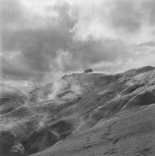 Schwefelberge : Blick auf dampfende Schwefelberge ohne Vegetation